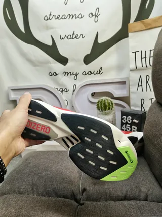 Adidas Chaussures de course avec upper en malla engineered, trois rayures latérales et marquage latéral en rouge et vert 4
