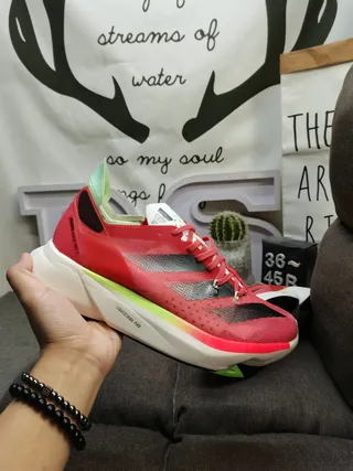 Adidas Chaussures de course avec upper en malla engineered, trois rayures latérales et marquage latéral en rouge et vert 5