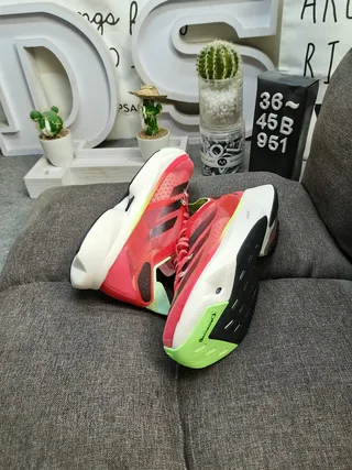 Adidas Chaussures de course avec upper en malla engineered, trois rayures latérales et marquage latéral en rouge et vert 6