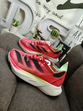 Adidas Chaussures de course avec upper en malla engineered, trois rayures latérales et marquage latéral en rouge et vert 7