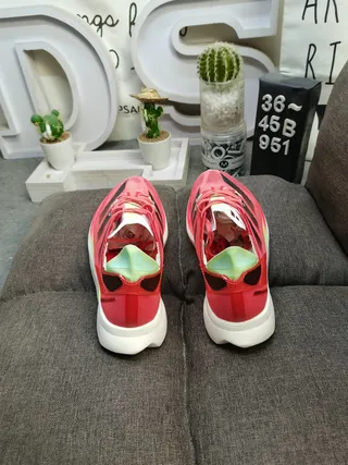 Adidas Chaussures de course avec upper en malla engineered, trois rayures latérales et marquage latéral en rouge et vert 8