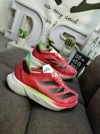 Adidas Chaussures de course avec upper en malla engineered, trois rayures latérales et marquage latéral en rouge et vert 9