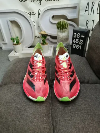 Adidas Chaussures de course avec upper en malla engineered, trois rayures latérales et marquage latéral en rouge et vert 10