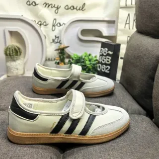Adidas Samba Off-White और ब्लैक लाइफस्टाइल स्नीकर