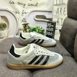 Adidas Samba OG ऑफ-व्हाइट और ब्लैक लाइफस्टाइल स्नीकर
