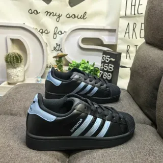Adidas Superstar काले और हल्के नीले लाइफस्टाइल स्नीकर