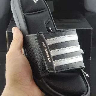 Adidas Superstar काला और चांदी मेटालिक स्लिपर्स