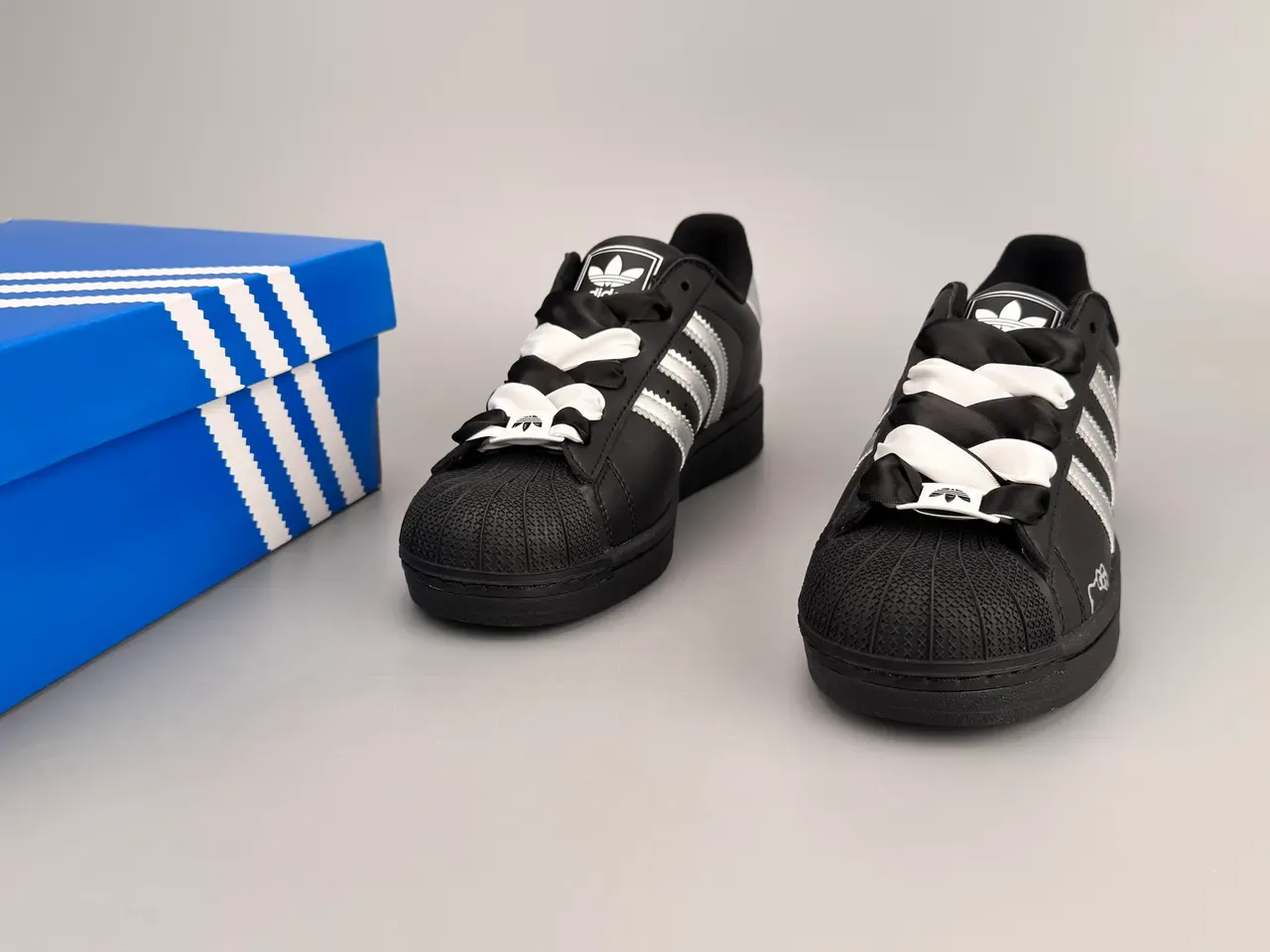 Adidas Superstar Noir Argent Hello Kitty Chaussures Lifestyle 3