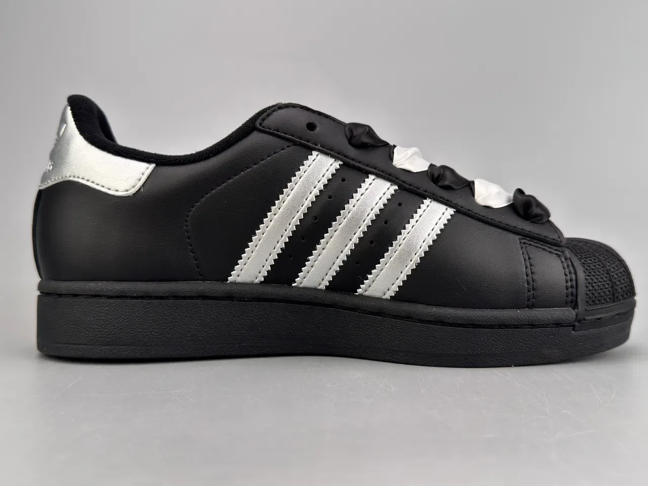 Adidas Superstar Noir Argent Hello Kitty Chaussures Lifestyle 10