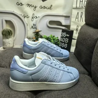 Adidas Superstar हल्का नीला और सफेद लाइफस्टाइल स्नीकर