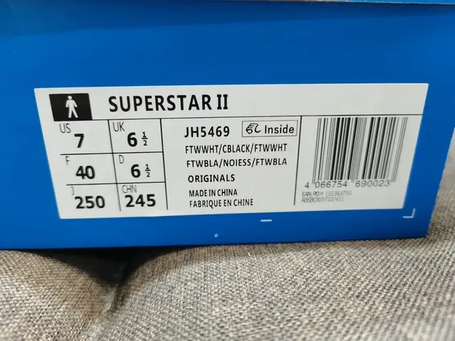 Adidas Superstar tênis de estilo de vida brancos e pretos 2
