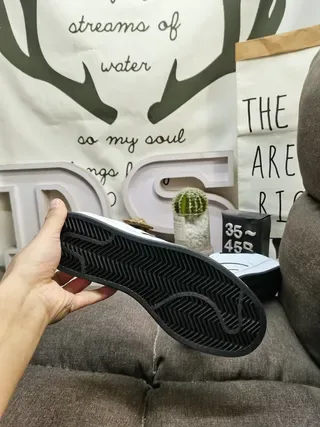 Adidas Superstar tênis de estilo de vida brancos e pretos 4