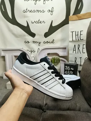 Adidas Superstar tênis de estilo de vida brancos e pretos 5