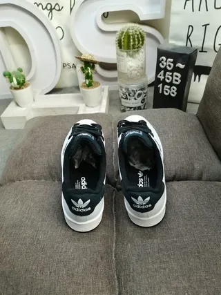 Adidas Superstar tênis de estilo de vida brancos e pretos 8