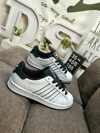 Adidas Superstar tênis de estilo de vida brancos e pretos 9