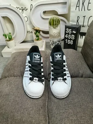 Adidas Superstar tênis de estilo de vida brancos e pretos 10
