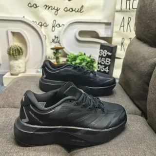 Adidas Ultraboost काली ग्रे मोनोक्रोम स्कल्प्टेड बूस्ट मिडसोल लाइफस्टाइल स्नीकर्स