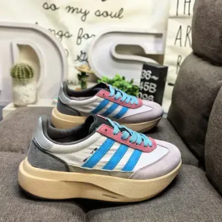 Adidas सफेद नीला मोटा प्लेटफॉर्म सोल तीन स्ट्राइप साइड पैनल लाइफस्टाइल स्नीकर