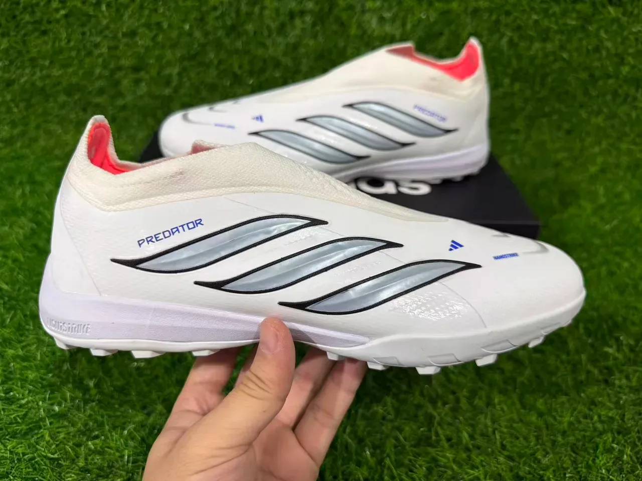 Adidas Chaussures de Football Turf Blancs et Bleus Sans Lacets Haut Ajusté Chaussette Avec Superposition Graphique de Trois Rayures 2