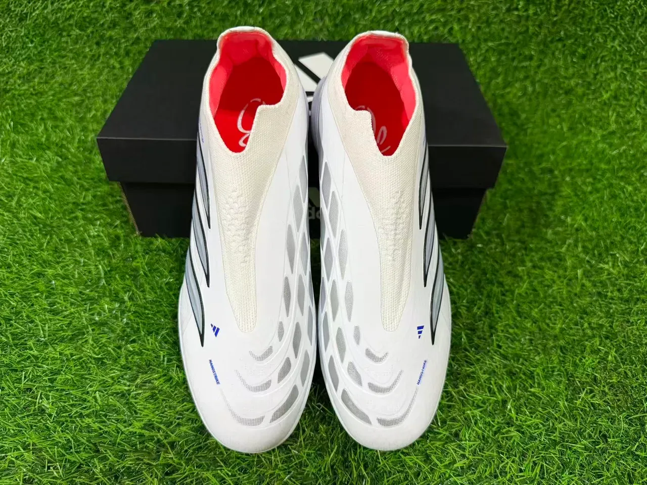 Adidas Chaussures de Football Turf Blancs et Bleus Sans Lacets Haut Ajusté Chaussette Avec Superposition Graphique de Trois Rayures 3