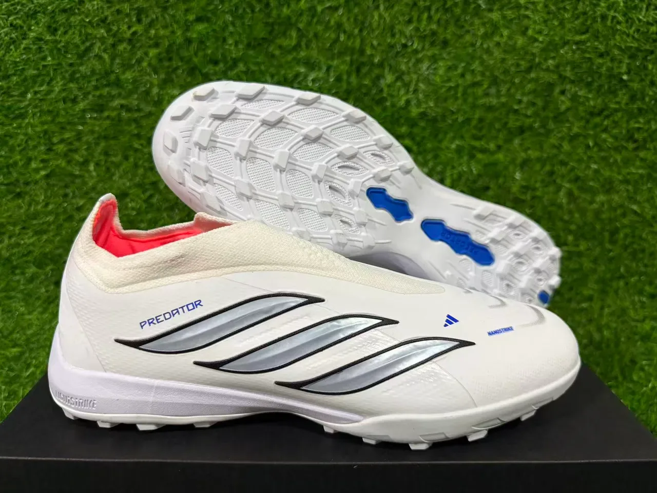 Adidas Chaussures de Football Turf Blancs et Bleus Sans Lacets Haut Ajusté Chaussette Avec Superposition Graphique de Trois Rayures 4