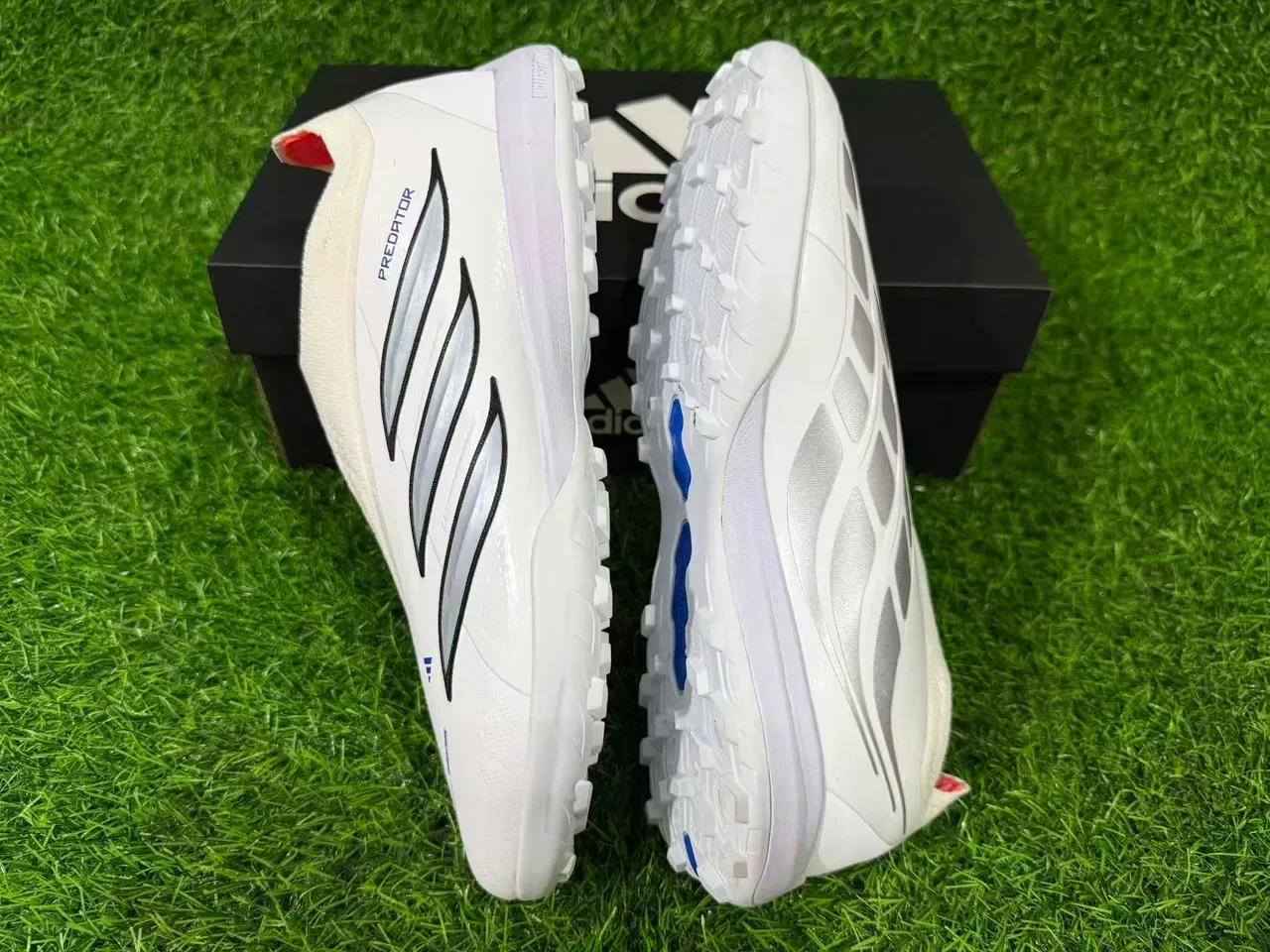 Adidas Chaussures de Football Turf Blancs et Bleus Sans Lacets Haut Ajusté Chaussette Avec Superposition Graphique de Trois Rayures 5