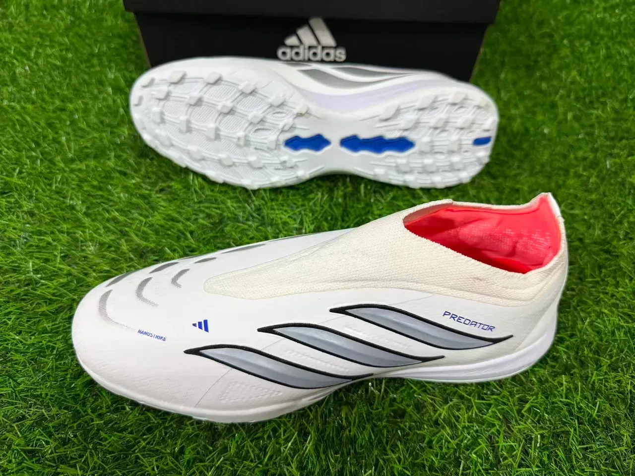 Adidas Chaussures de Football Turf Blancs et Bleus Sans Lacets Haut Ajusté Chaussette Avec Superposition Graphique de Trois Rayures 7