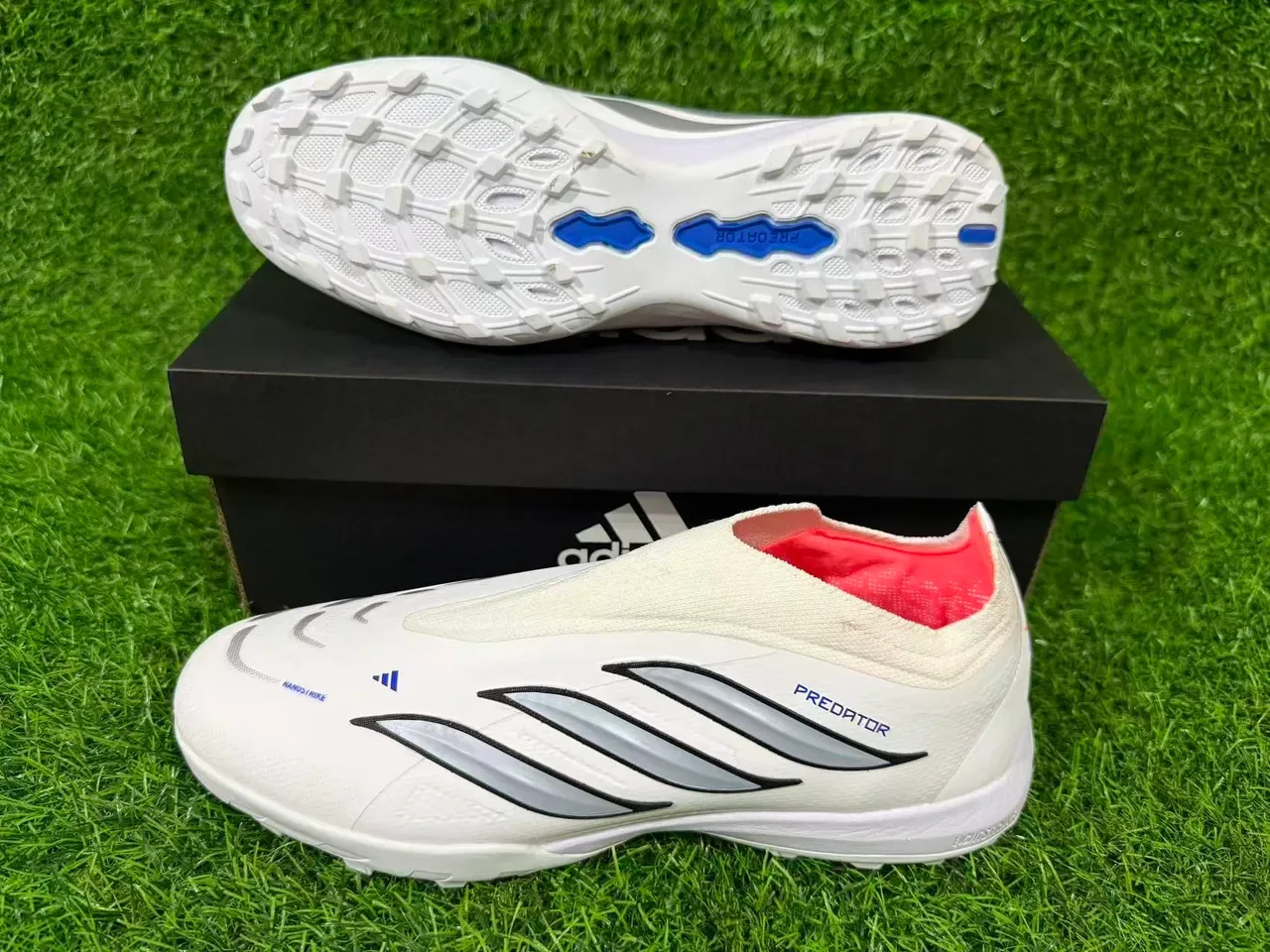 Adidas Chaussures de Football Turf Blancs et Bleus Sans Lacets Haut Ajusté Chaussette Avec Superposition Graphique de Trois Rayures 8