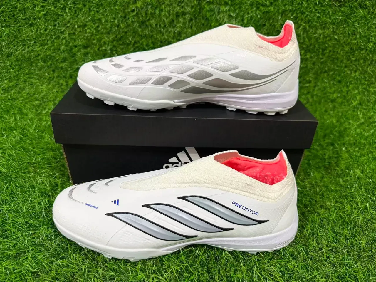Adidas Chaussures de Football Turf Blancs et Bleus Sans Lacets Haut Ajusté Chaussette Avec Superposition Graphique de Trois Rayures 9