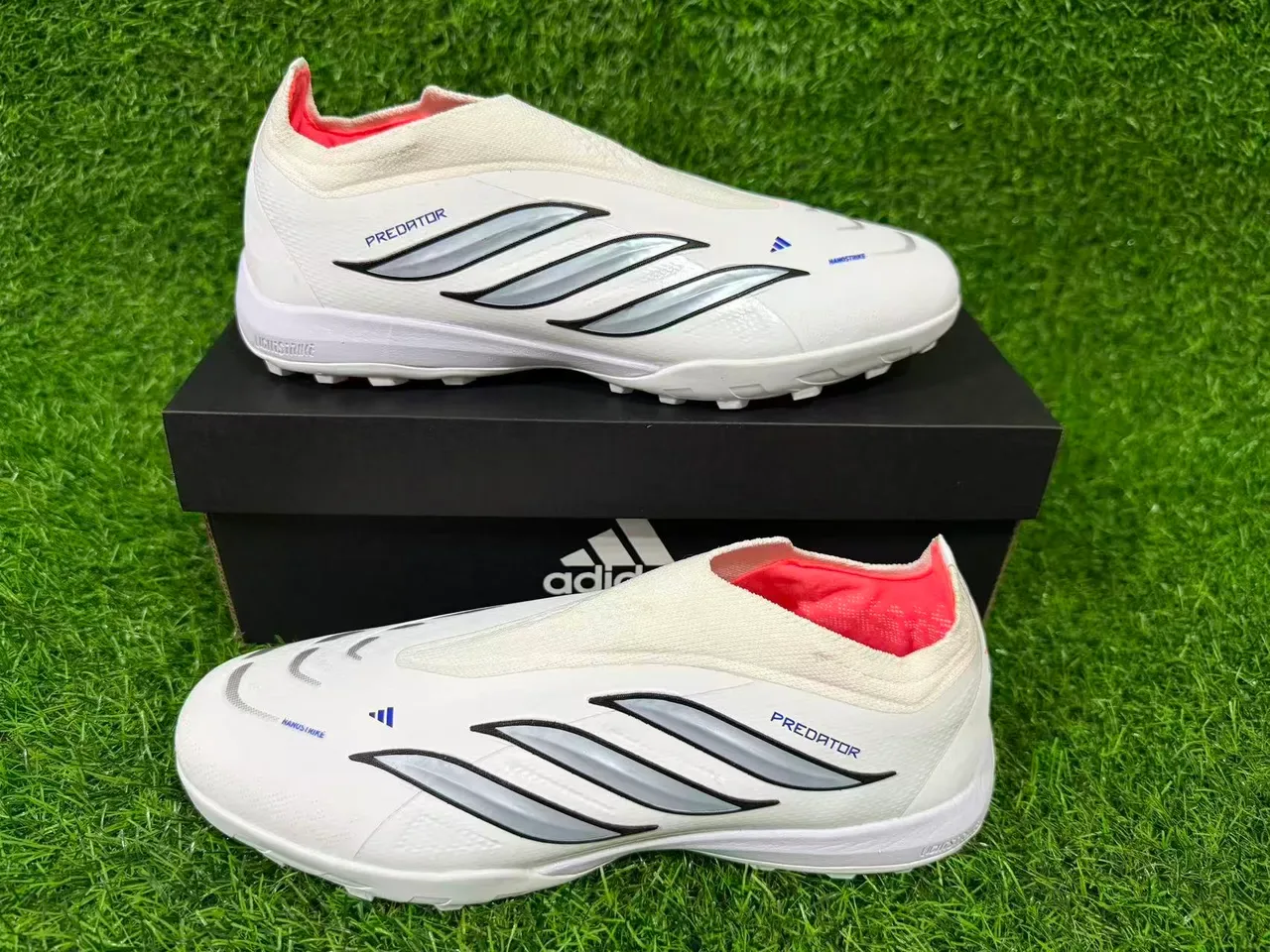 Adidas Chaussures de Football Turf Blancs et Bleus Sans Lacets Haut Ajusté Chaussette Avec Superposition Graphique de Trois Rayures 10