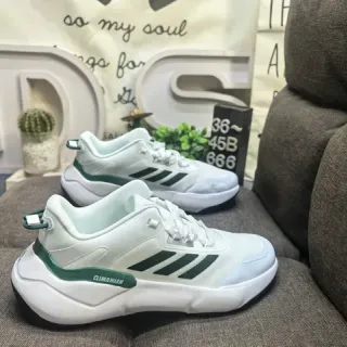 Adidas सफेद हरी आधुनिक लो-टॉप तीन पट्टी साइड पैनल लाइफस्टाइल स्नीकर