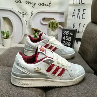 Adidas सफेद लाल लो-टॉप सांप-एम्बॉस्ड ऊपरी जीवनशैली स्नीकर