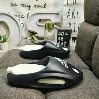 Adidas Yeezy Slide काले और सफेद चप्पल