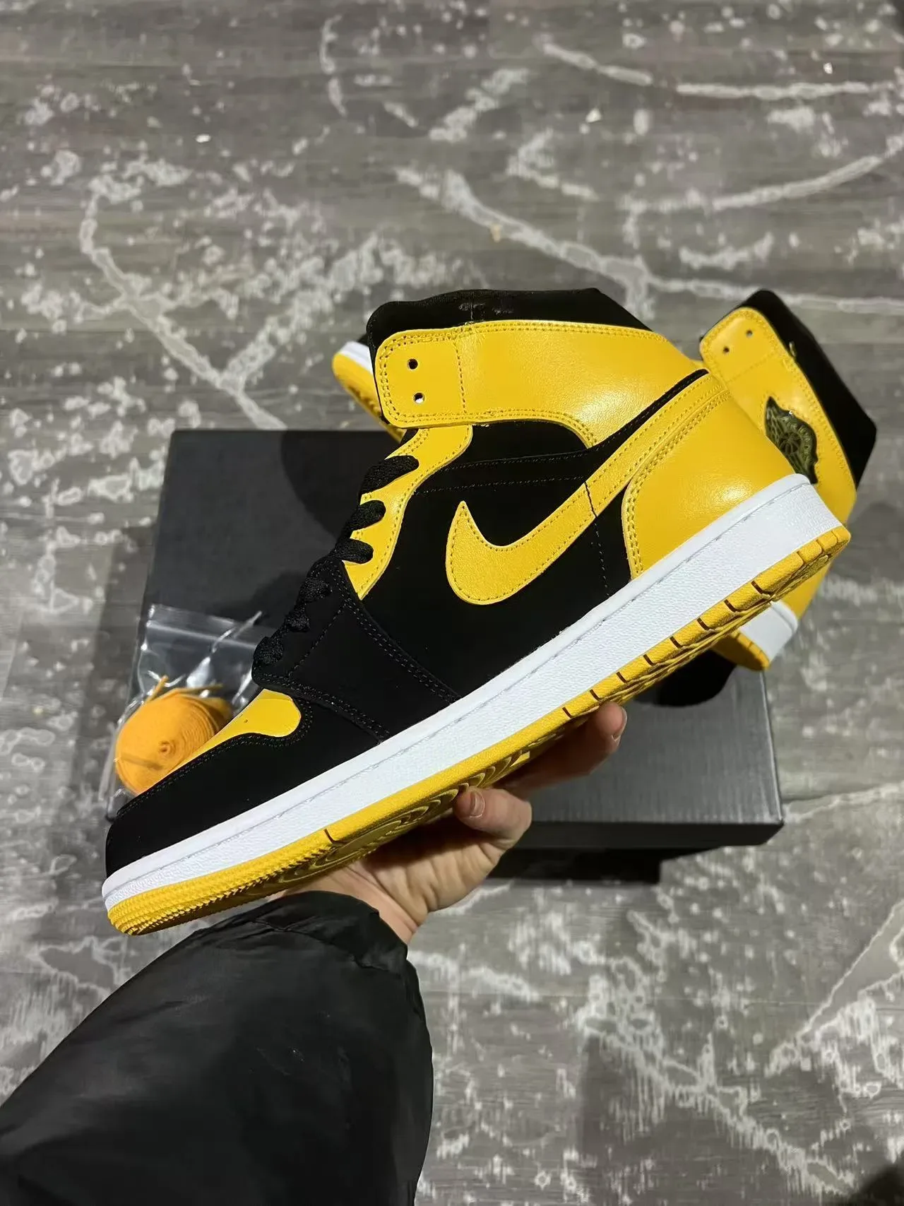 Air Jordan 1 Noir et Jaune Chaussures de Basketball Hautes 5