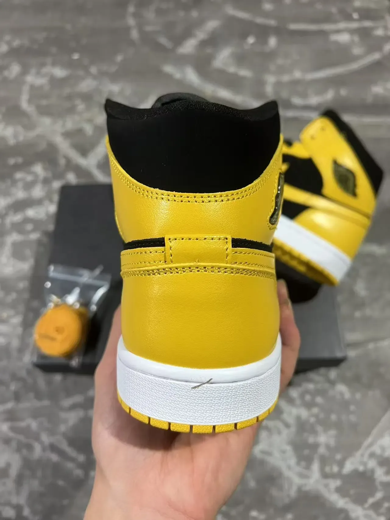 Air Jordan 1 Noir et Jaune Chaussures de Basketball Hautes 8