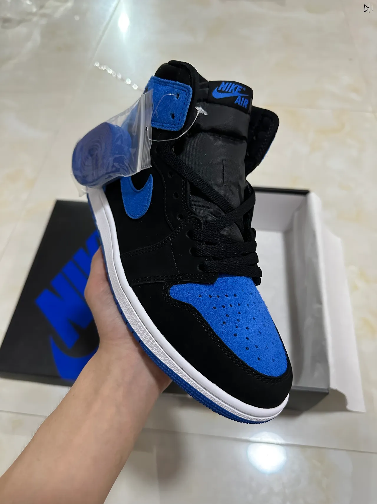 Tênis de basquete Air Jordan 1 High em camurça preto e azul royal 2