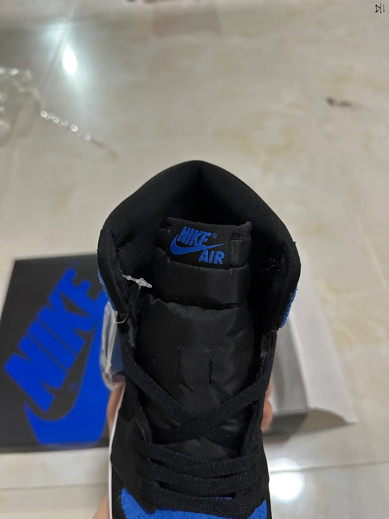 Tênis de basquete Air Jordan 1 High em camurça preto e azul royal 4