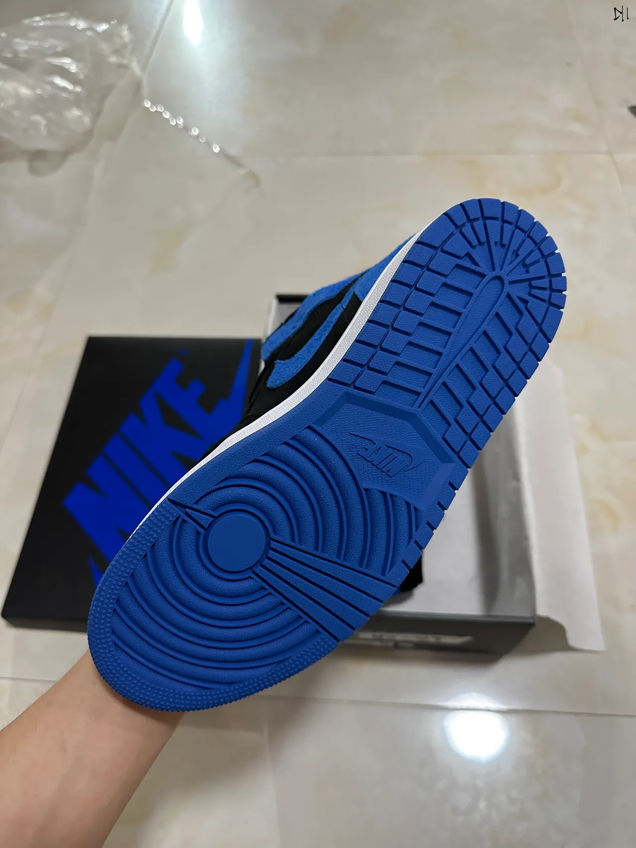 Tênis de basquete Air Jordan 1 High em camurça preto e azul royal 6