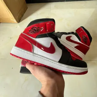 Air Jordan 1 High 漆皮红白黑篮球鞋