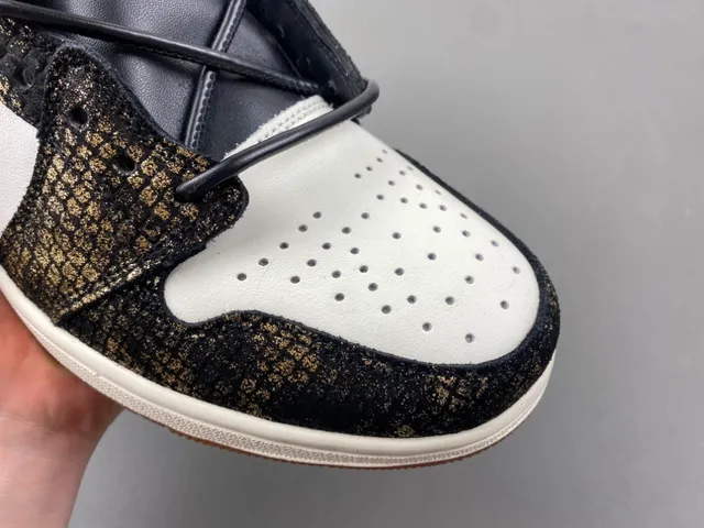 Chaussures de basketball Air Jordan 1 High Top blanc et noir imprimé serpent et Swoosh rouge 2