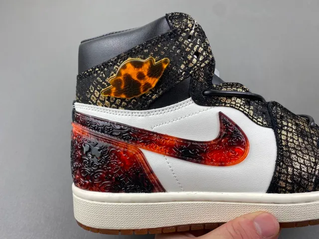 Chaussures de basketball Air Jordan 1 High Top blanc et noir imprimé serpent et Swoosh rouge 3