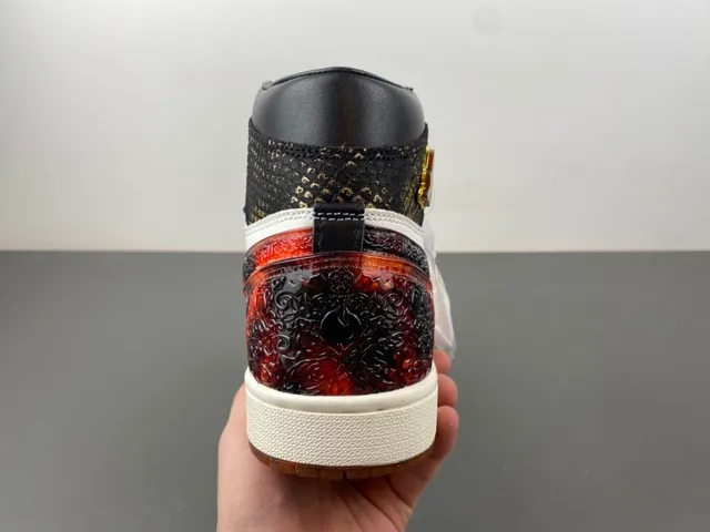 Chaussures de basketball Air Jordan 1 High Top blanc et noir imprimé serpent et Swoosh rouge 4