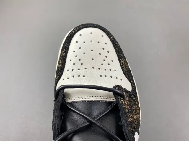 Chaussures de basketball Air Jordan 1 High Top blanc et noir imprimé serpent et Swoosh rouge 5