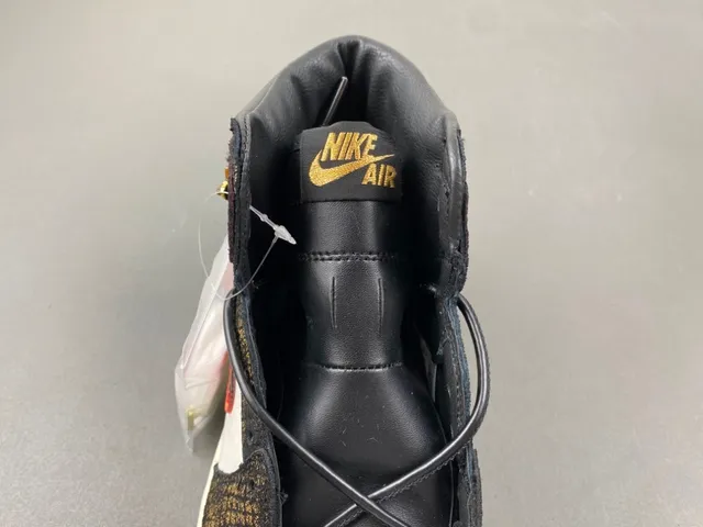 Chaussures de basketball Air Jordan 1 High Top blanc et noir imprimé serpent et Swoosh rouge 6