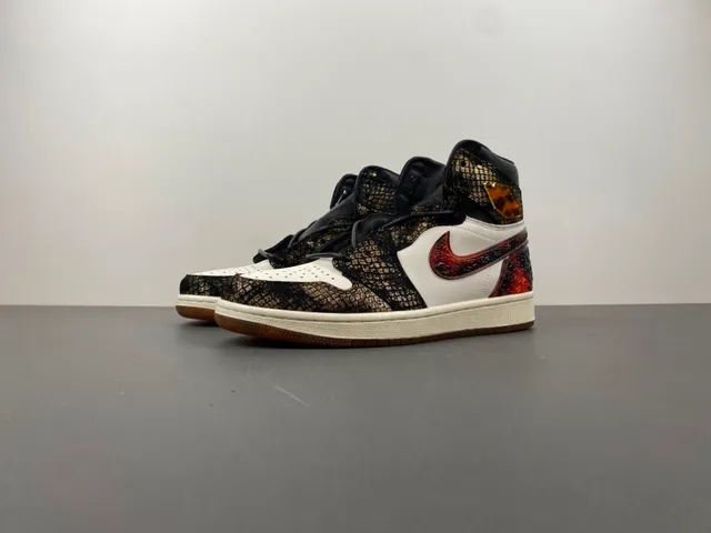 Chaussures de basketball Air Jordan 1 High Top blanc et noir imprimé serpent et Swoosh rouge 10