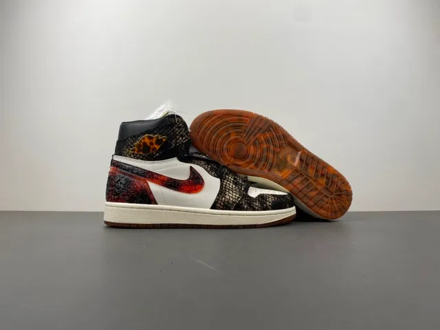 Chaussures de basketball Air Jordan 1 High Top blanc et noir imprimé serpent et Swoosh rouge 12