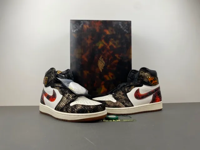 Chaussures de basketball Air Jordan 1 High Top blanc et noir imprimé serpent et Swoosh rouge 13