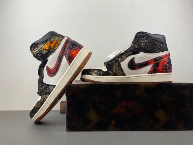 Chaussures de basketball Air Jordan 1 High Top blanc et noir imprimé serpent et Swoosh rouge 14