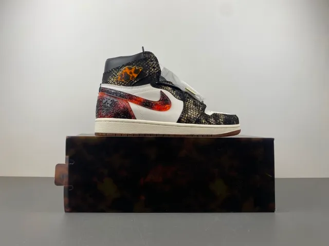 Chaussures de basketball Air Jordan 1 High Top blanc et noir imprimé serpent et Swoosh rouge 15