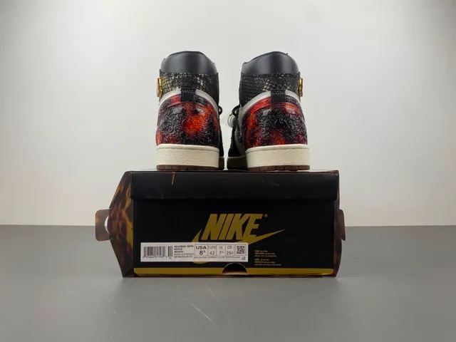 Chaussures de basketball Air Jordan 1 High Top blanc et noir imprimé serpent et Swoosh rouge 17